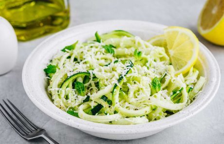 Tagliatelle estive con pesto di zucchine e menta