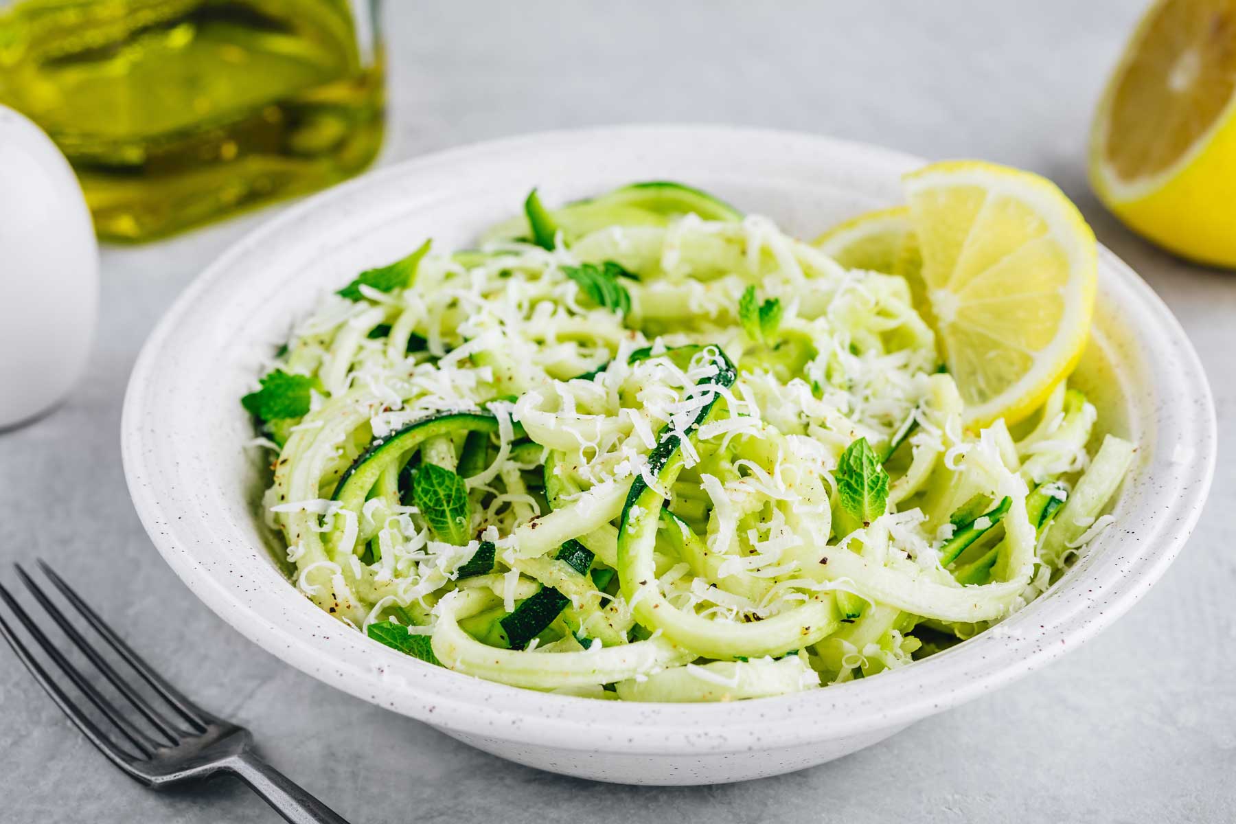 Tagliatelle estive con pesto di zucchine e menta