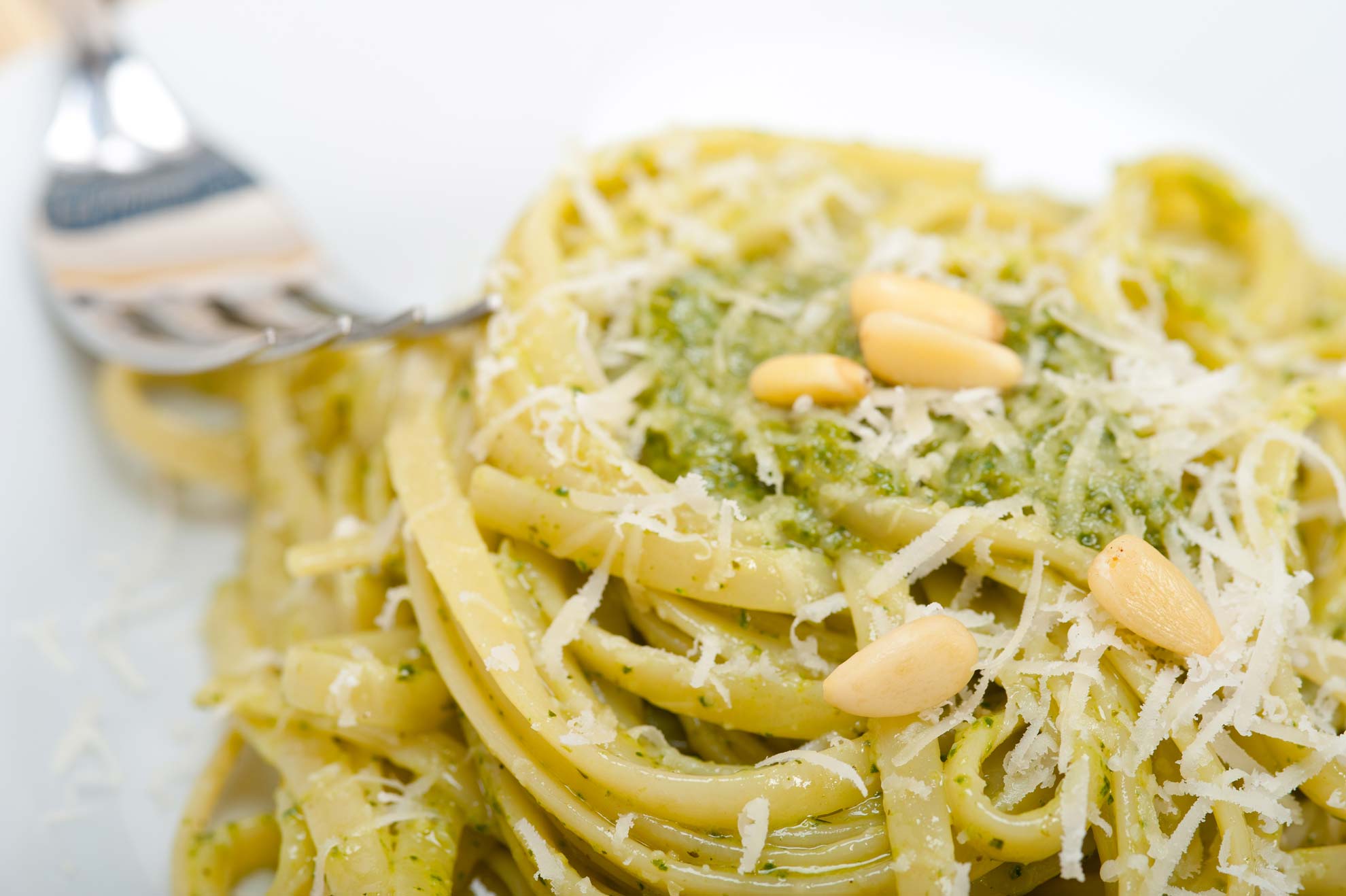 Fettuccine con crema di fave, mandorle e pecorino