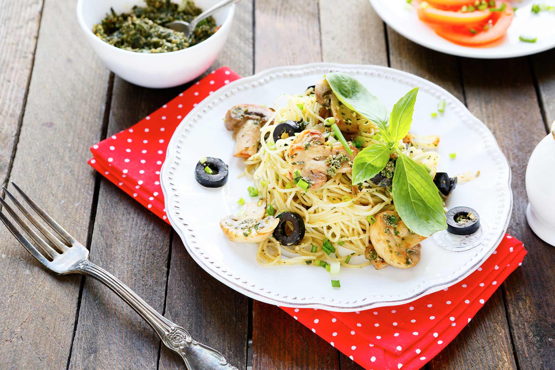 Capellini mediterranei con funghi, olive e basilico