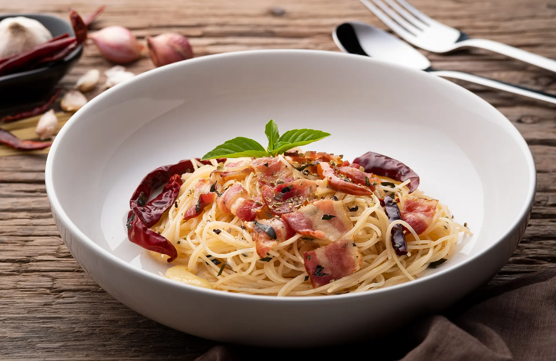 Capellini con pomodori secchi e guanciale