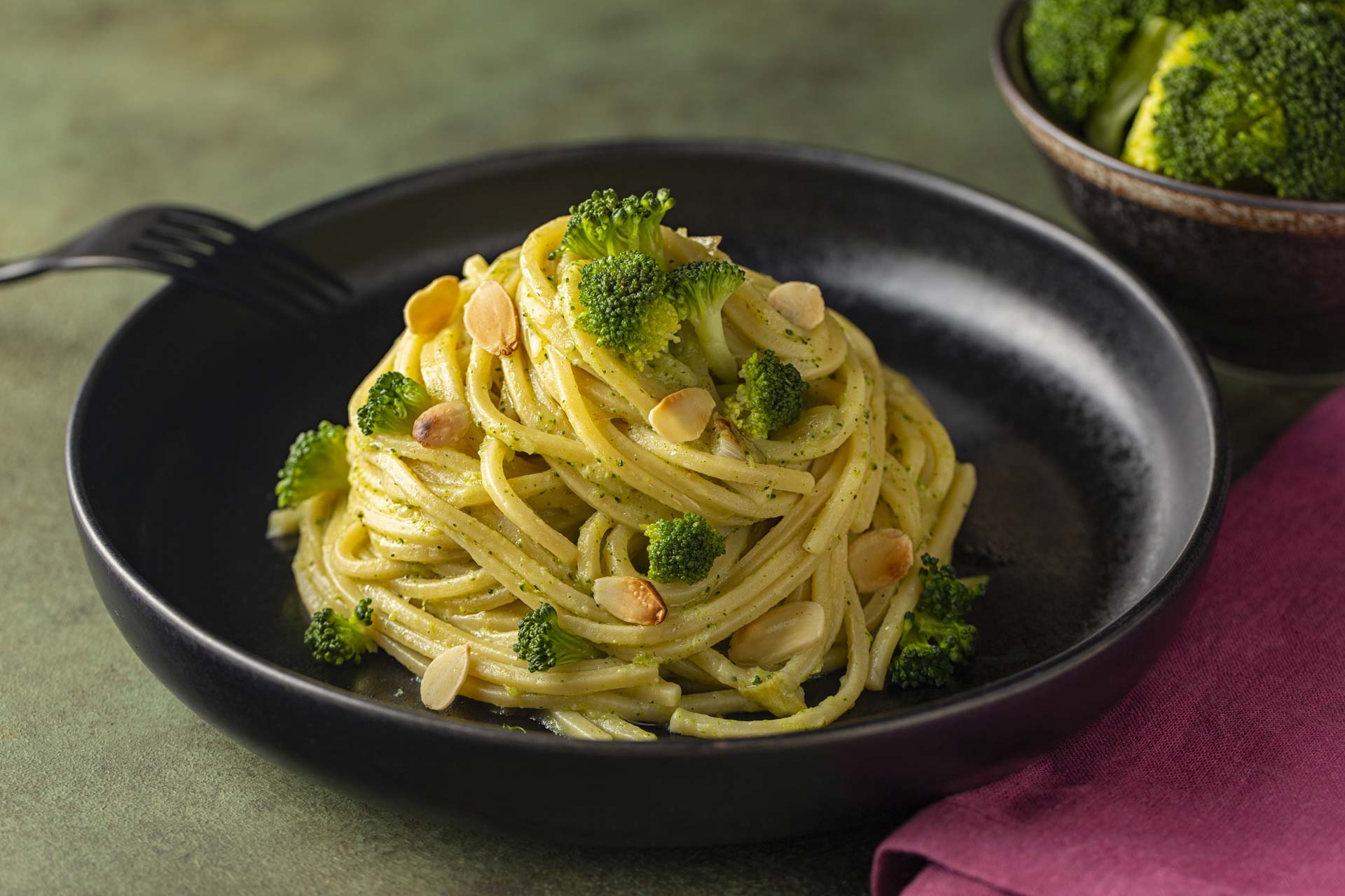 Spaghettoni con broccoletti e mandorle