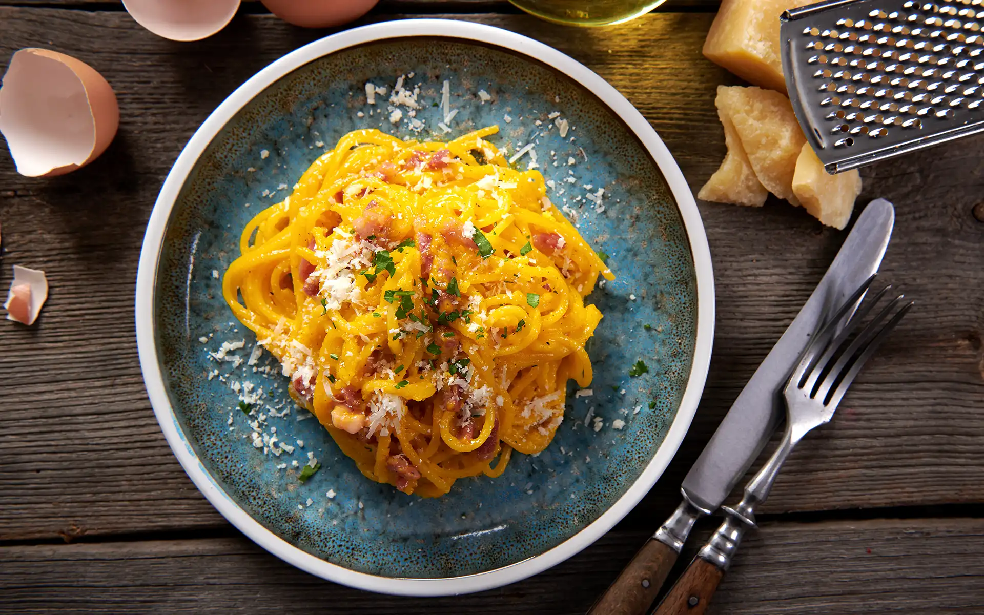 Spaghettoni alla carbonara di salmone