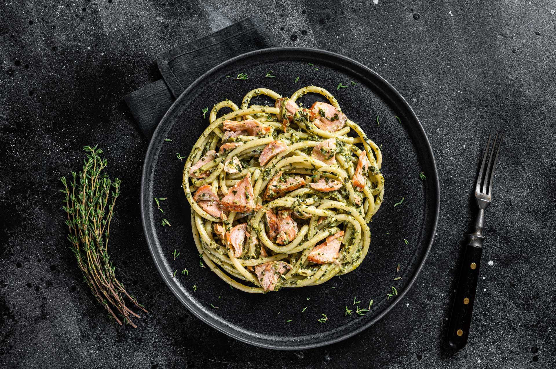 Spaghettoni al salmone su crema di cavolo nero