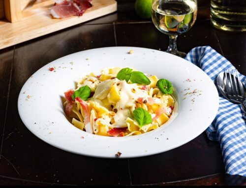Fettuccine con gorgonzola al mascarpone e prosciutto