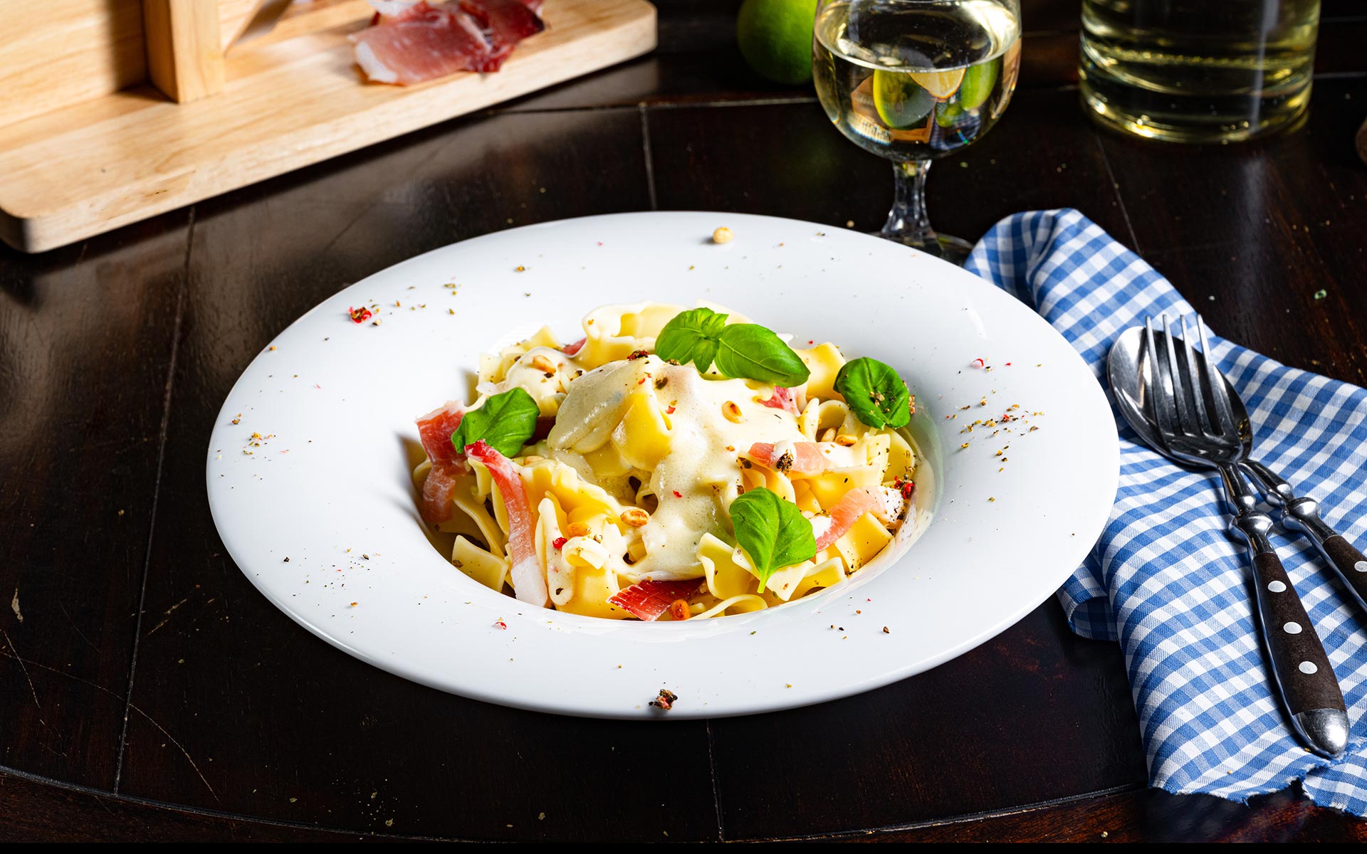 Fettuccine con gorgonzola al mascarpone e prosciutto