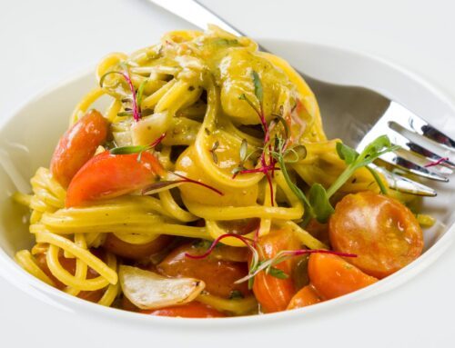 Spaghettoni pesto di zucchine e pomodorini