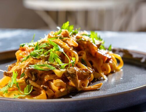 Fettuccine con sugo di pomodoro, pancetta e prezzemolo