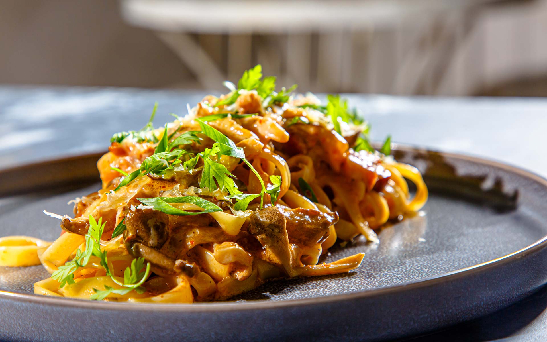 Fettuccine con sugo di pomodoro, pancetta e prezzemolo