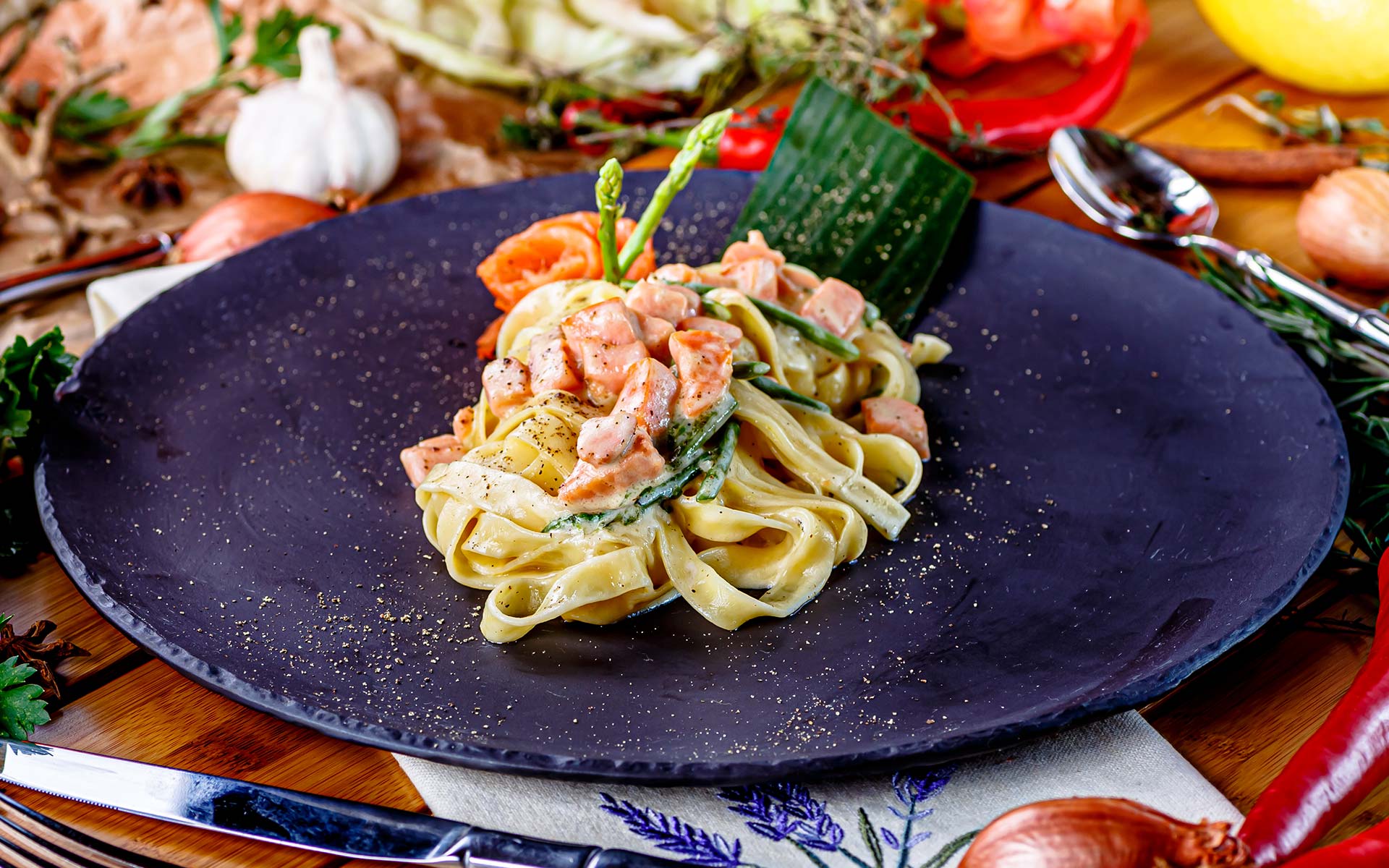 tagliatelle cremose con salmone e asparagi