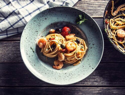 Spaghettoni con gamberi pomodorini e olive