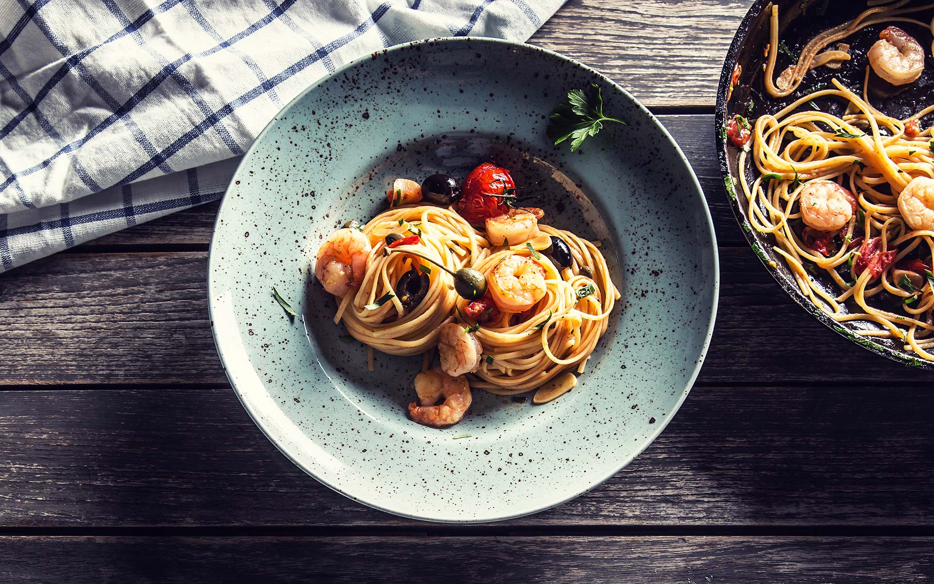 Spaghettoni con gamberi pomodorini e olive