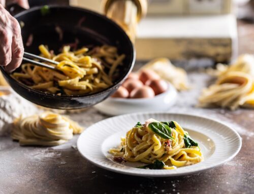 Fettuccine con pancetta e basilico