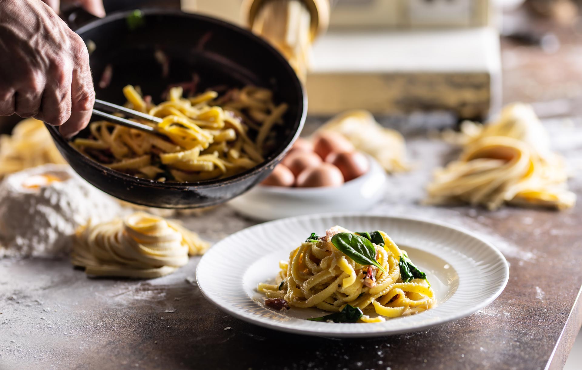 Fettuccine con pancetta e basilico